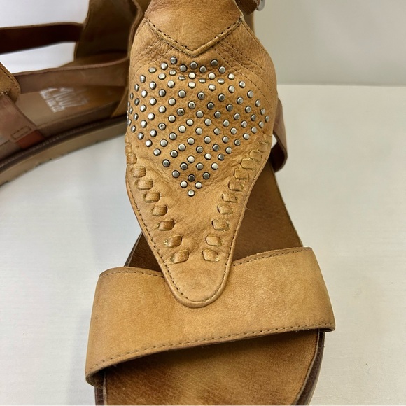Miz Mooz Tessa Cognac Brown Leather Silver Stud Zip Back Gladiator Sandals Sz 9 - Picture 3 of 15